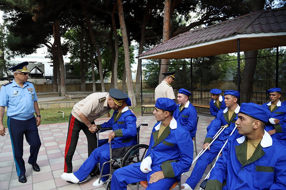 Zakir Həsənov yaralı hərbçilərlə görüşdü 