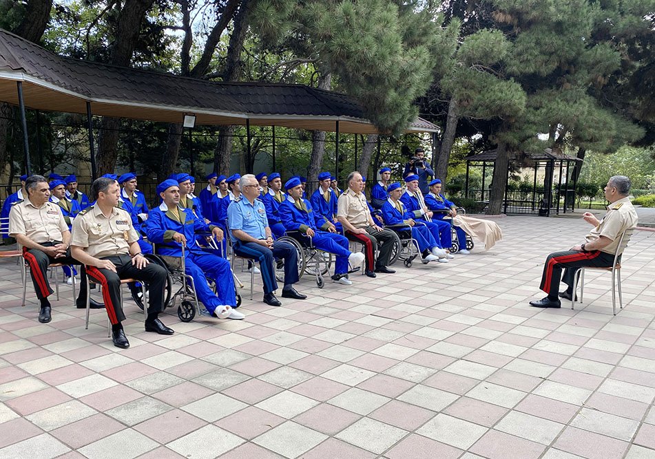 Zakir Həsənov yaralı hərbçilərlə görüşdü 