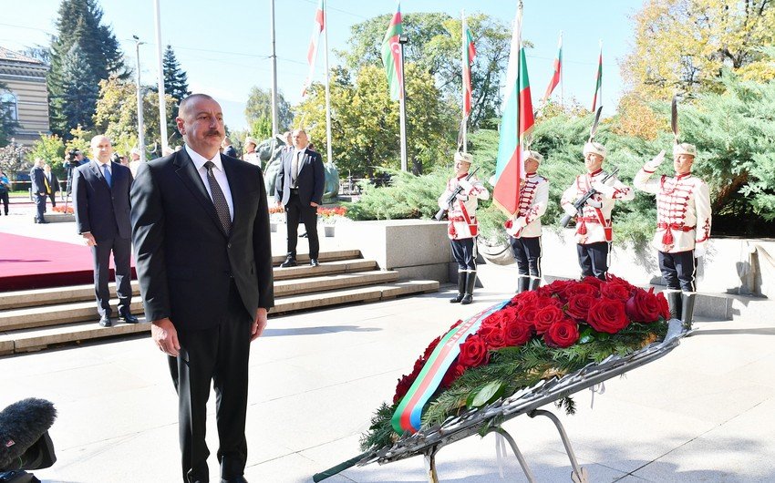İlham Əliyev Sofiyada naməlum əsgərin məzarını ziyarət edib