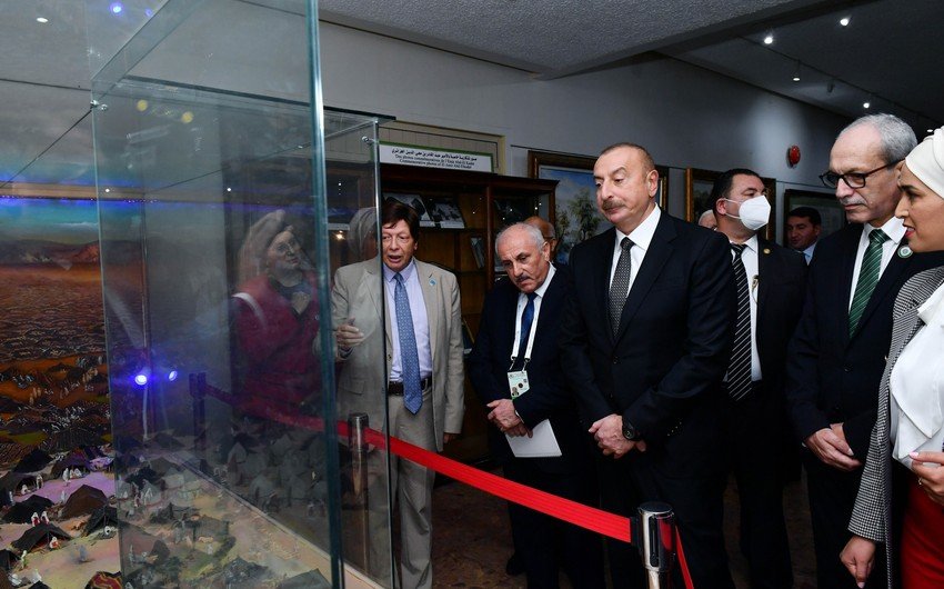 Prezident İlham Əliyev Əlcəzairdə Şəhidlər abidəsini və Milli Mücahidlər Muzeyini ziyarət edib