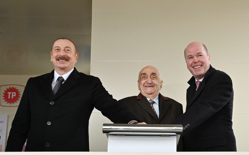 İlham Əliyev “Azəri-Mərkəzi-Şərqi” platformasının dayaq blokunun dənizə yola salınması mərasimində iştirak edib