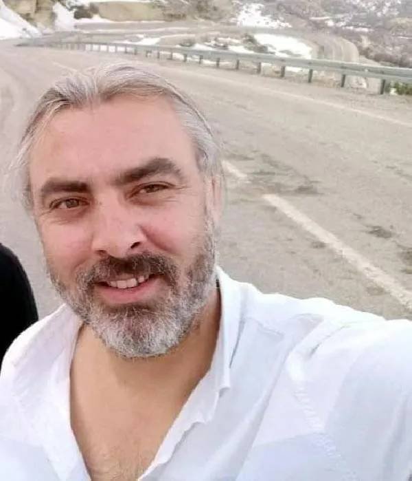 İş adamı restoranda nahar etdiyi akademik dostunu öldürdü