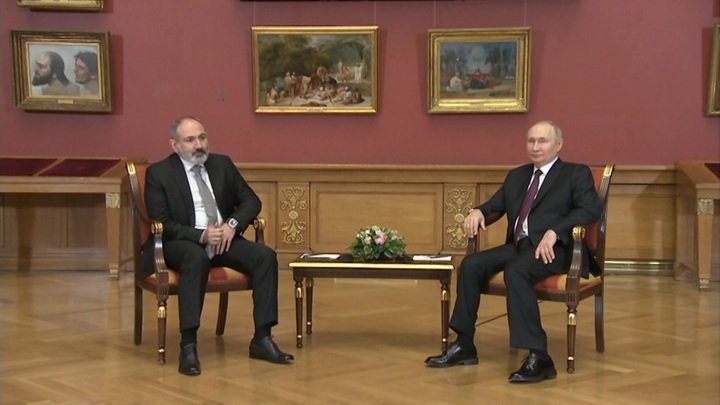 Putin Əliyev və Paşinyanla görüşüb