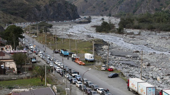 Deputat “qorxaq-defektorları” xarici agent kimi tanımağa çağırıb