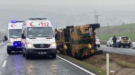 Diyarbakirda zirehli hərbi maşın aşıb Diyarbakirda zirehli hərbi maşın aşıb