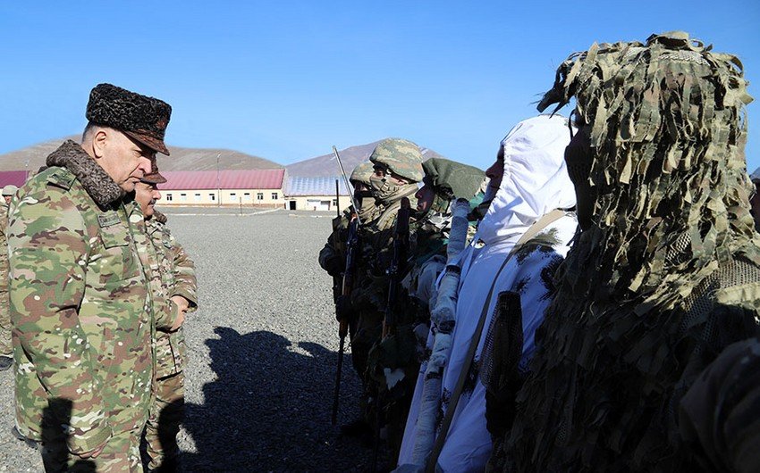 Baş Qərargah rəisi Ermənistanla sərhədə gedib, komandoların məşğələlərini izləyib