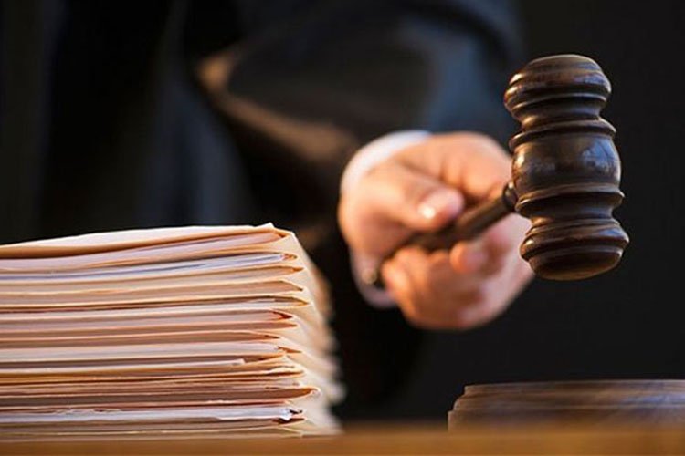 Prokuror anasını qətlə yetirən yeniyetməyə cəza istəyib