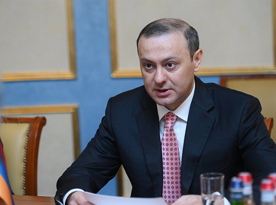 Armen Qriqoryanın avtomobili qəzaya uğrayıb