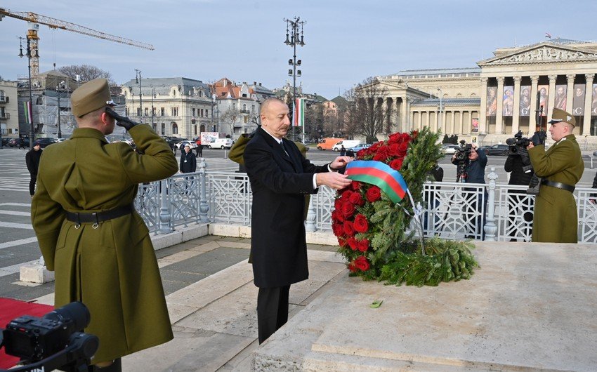 Prezident İlham Əliyev Budapeştdə naməlum əsgərin məzarını ziyarət edib
