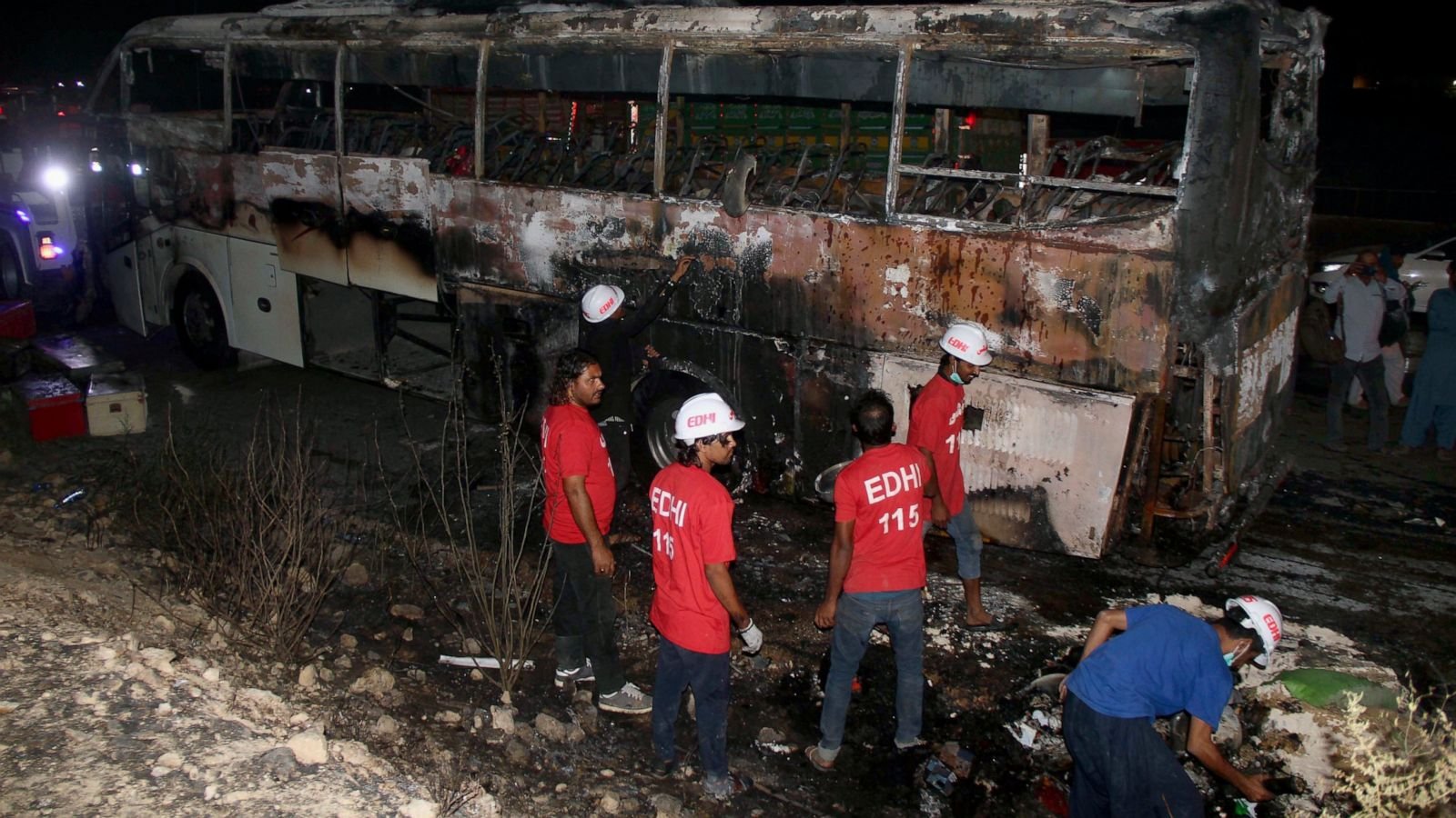 Pakistanda avtobus yanıb, 41 nəfər həyatını itirib