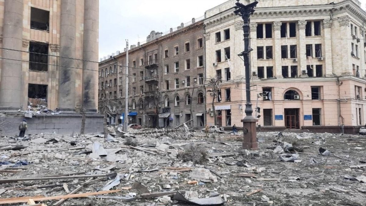 Xarkova yaşayış binasına raket atılıb