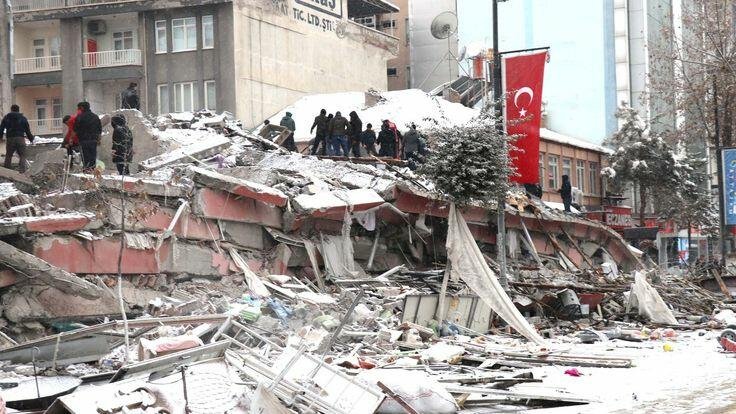 Malatyada xilasedicilər 4 azərbaycanlı tələbəni dağıntılar altından çıxarıb