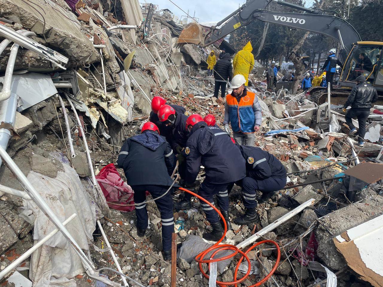 Azərbaycan xilasediciləri dağıntılar altından 36 saatdan sonra yaşlı kişini sağ çıxarıb