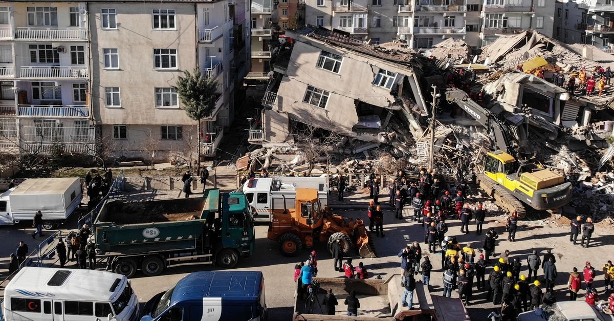 Türkiyədə zəlzələdə ölənlərin sayı 1541 nəfərə çatıb, 9733 nəfər ölüb