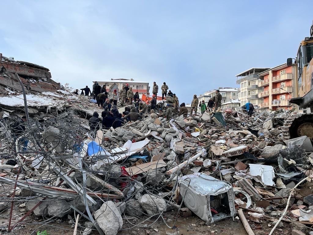 Avropa İttifaqının sammitində Türkiyə və Suriyadakı zəlzələ qurbanlarının xatirəsi yad olunub