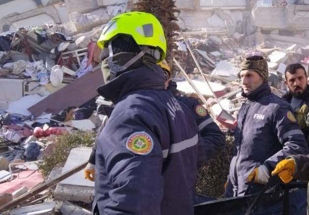 Azərbaycanın xilasediciləri 198 saatdan sonra dağıntılar altından 2 qardaşı sağ çıxarıb