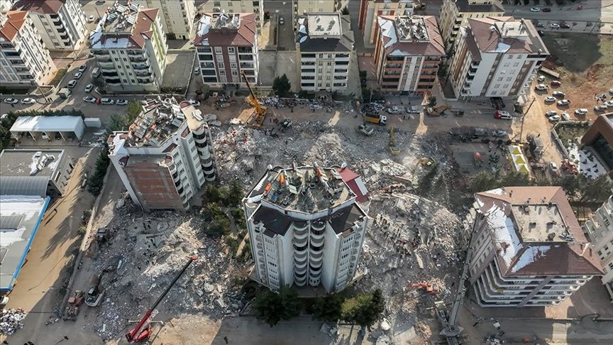 50 yaşlı qadın 120 saat sonra Azərbaycanın xilasediciləri tərəfindən dağıntılar altından sağ çıxarılıb
