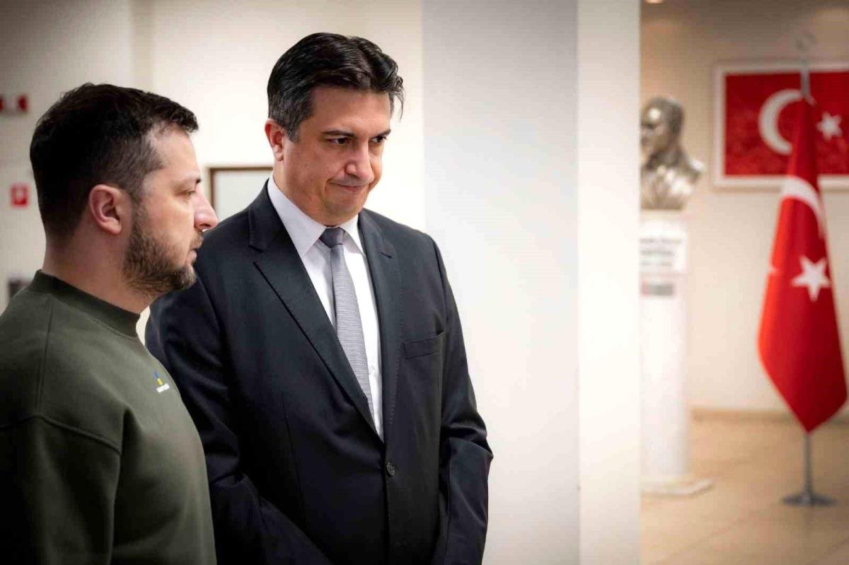 Zelenski Türkiyə səfirliyini ziyarət edib, başsağlığı verib
