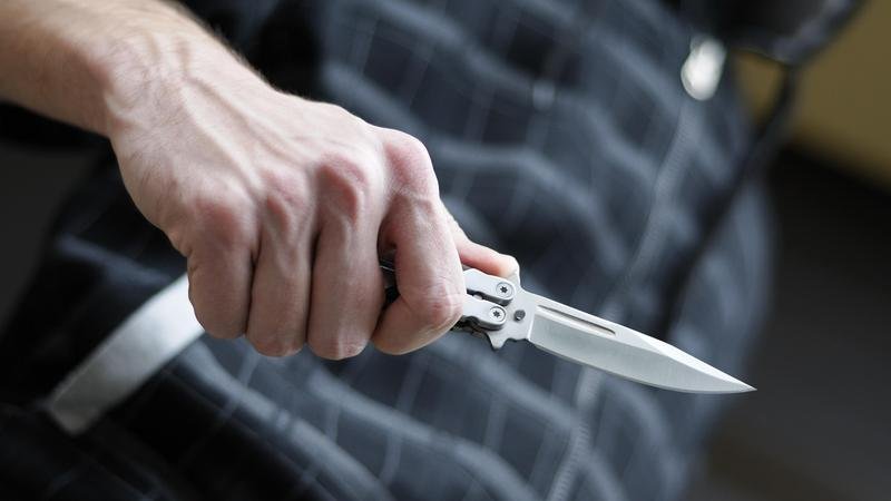 Oğuzda bir nəfər həyat yoldaşını kəsici alətlə yaraladıqdan sonra intihara cəhd edib