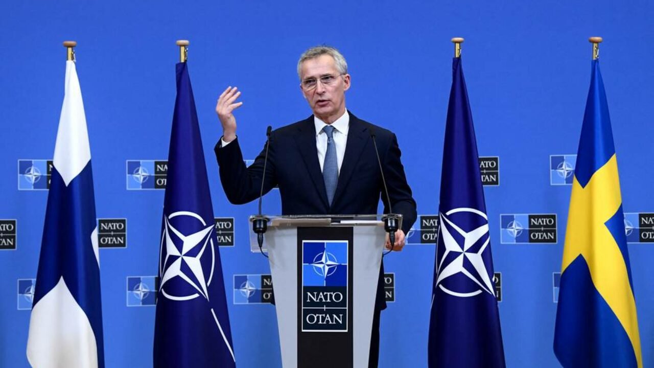 Stoltenberq Finlandiya Prezidenti və İsveçin baş naziri ilə görüşüb
