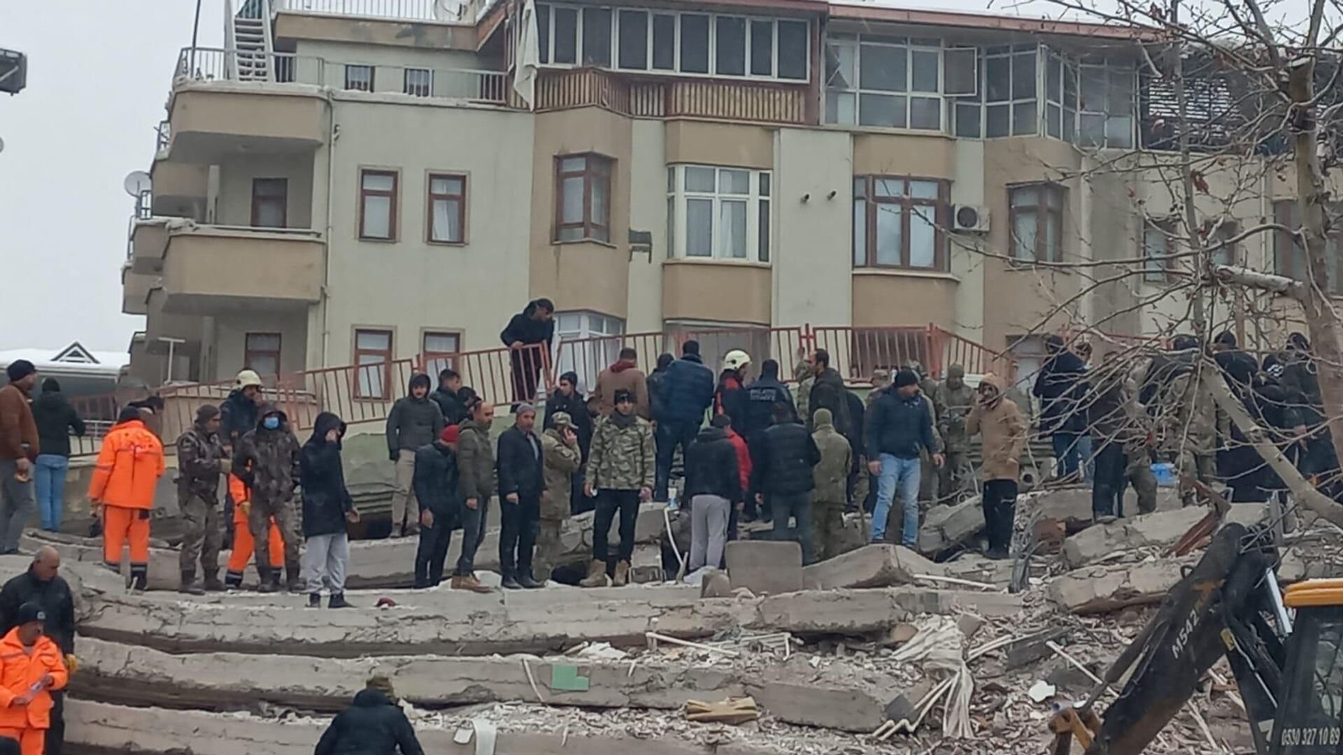 Türkiyədə zəlzələ nəticəsində evlərini itirənlər üçün NATO tərəfindən çadırlar göndərilib