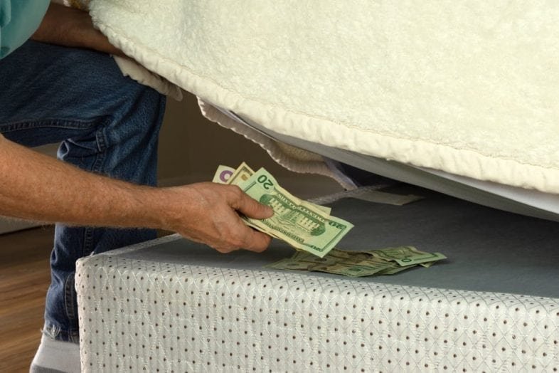 Abşeronda evdən 24 min dollar oğurlanıb