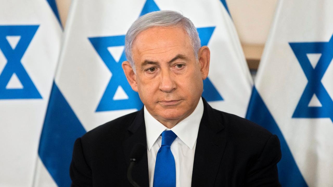 Netanyahu məhkəmə islahatlarını dayandıracağını bəyan edib