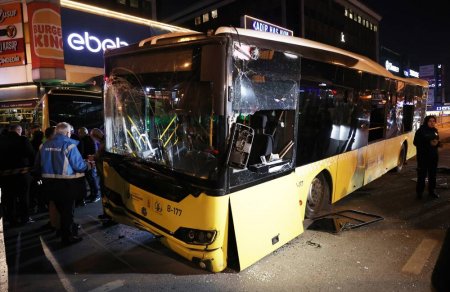 İstanbulda avtobus qəzaya uğrayıb, xəsarət alanlar var