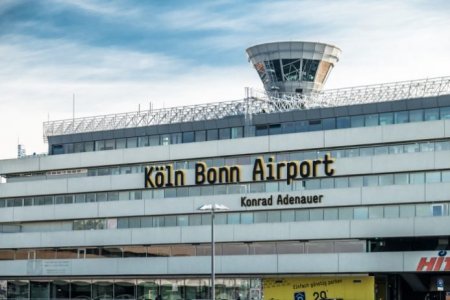 Almaniyada 57 yaşlı şəxs aeroportda maşını piyadaların üzərinə sürüb, xəsarət alanlar var