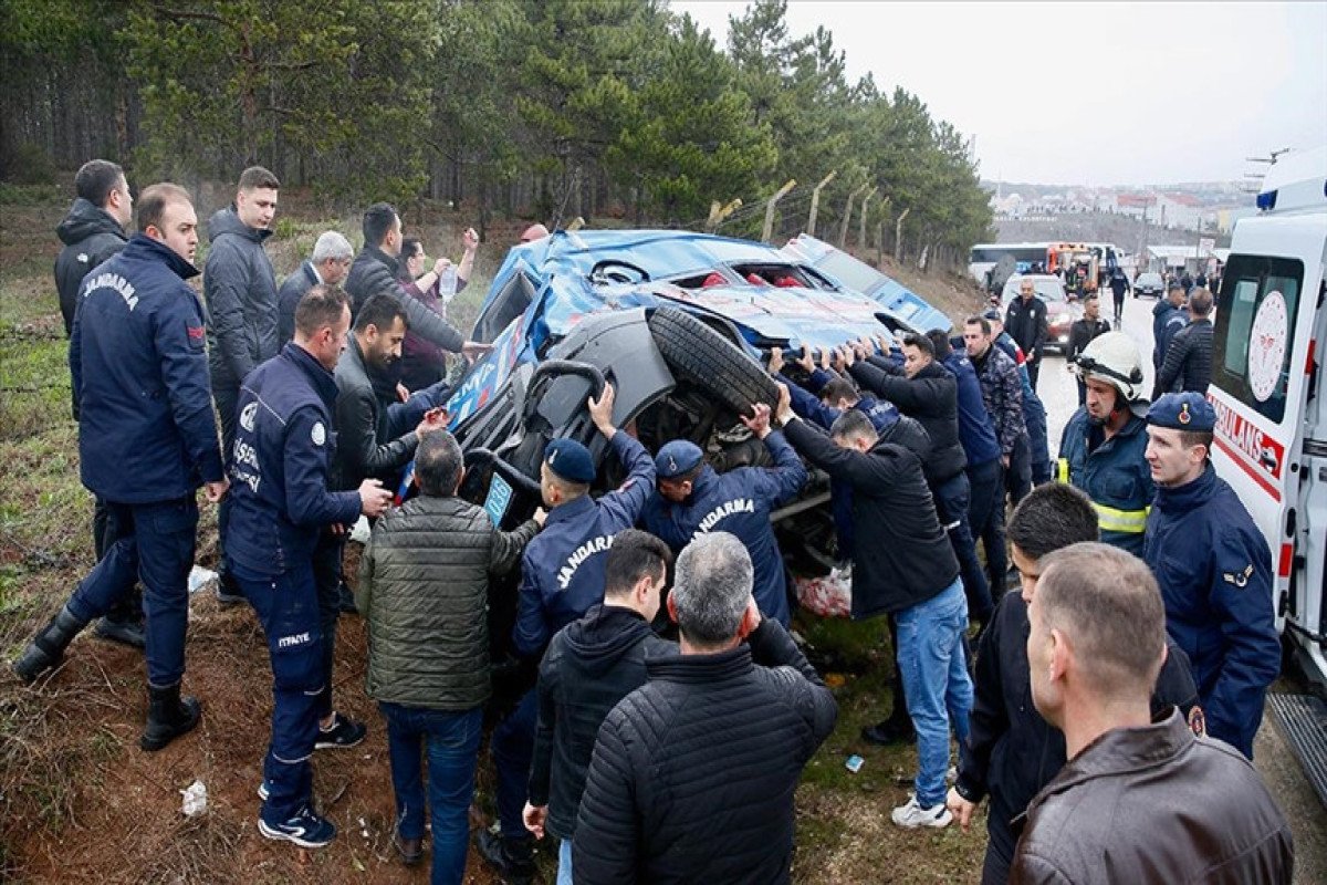 Türkiyədə avtomobil qəzasında 14 nəfər xəsarət alıb