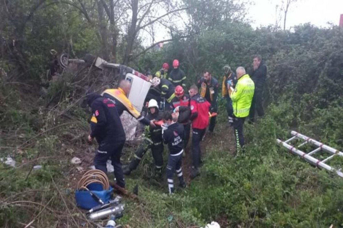 Türkiyədə mikroavtobus aşıb, 13 yaralı var