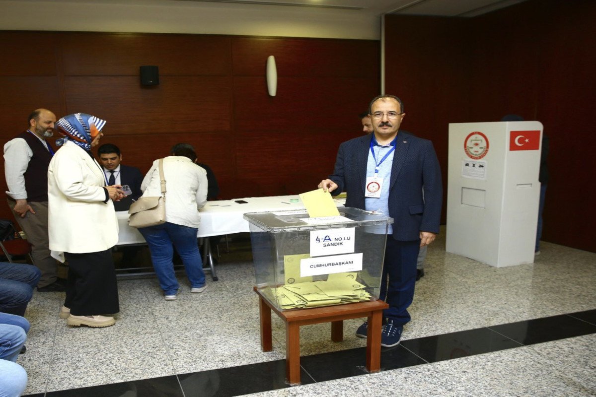 Azərbaycandakı Türkiyə vətəndaşları üçün ikinci tur prezident seçkiləri keçirilir, səfir səs verib