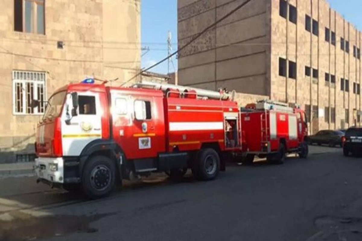 İrəvanda çoxmərtəbəli binada yanğın olub, ölən və yaralananlar var