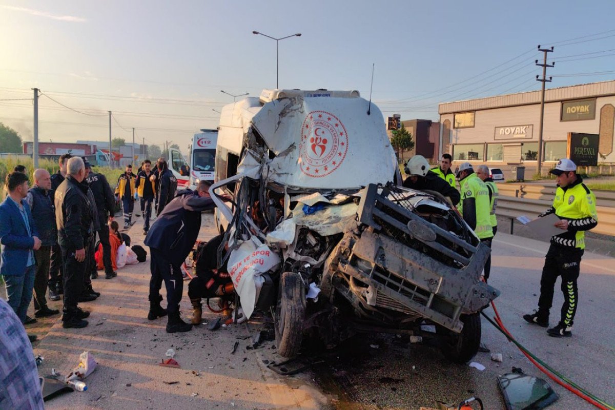 Bursada idmançıları daşıyan maşın qəzaya düşüb, 16 nəfər yaralanıb