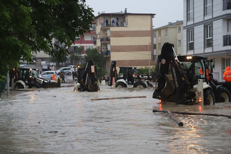 Türkiyədə sel nəticəsində yol çöküb, evlər su altında qalıb