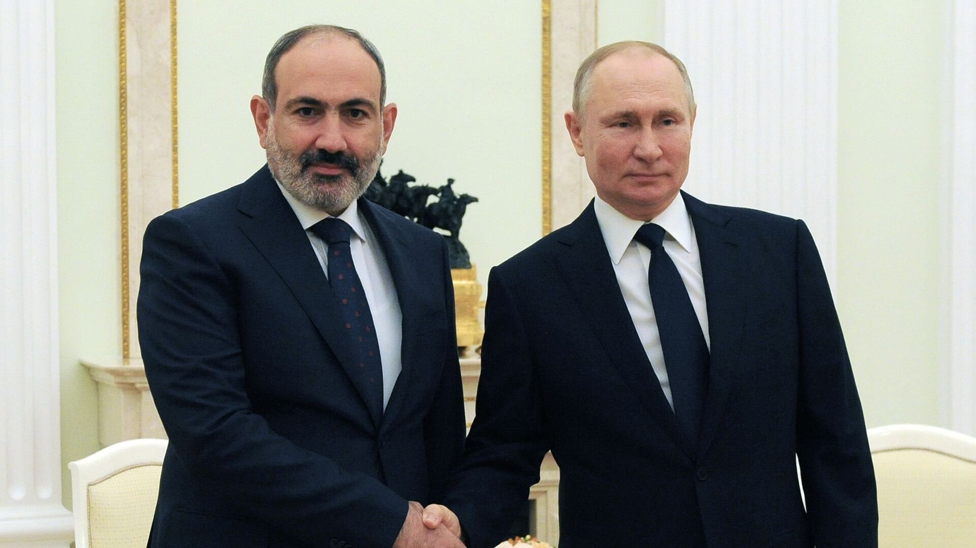 Paşinyanla Putin arasında telefon danışığı olub