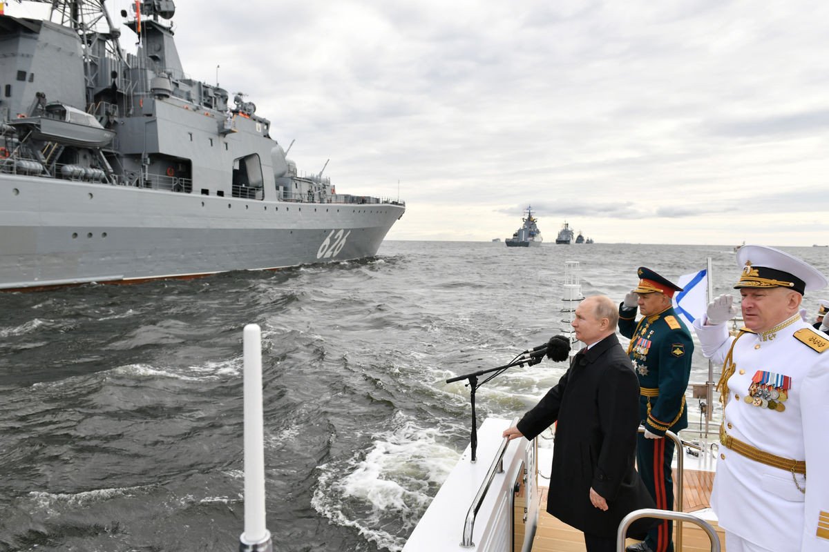 Putin Rusiya Hərbi Dəniz Qüvvələrinin paradını qəbul edir