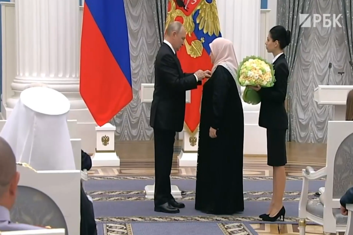 Putin Kadırovun anasını “Şərəf” ordeni ilə təltif edib