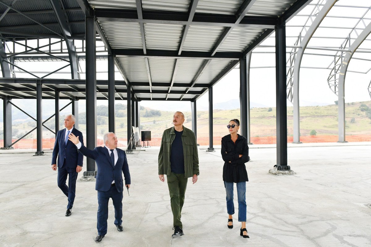 Prezident İlham Əliyev və birinci xanım Mehriban Əliyeva Laçın Beynəlxalq Hava Limanında tikinti işlərinin gedişi ilə tanış olublar