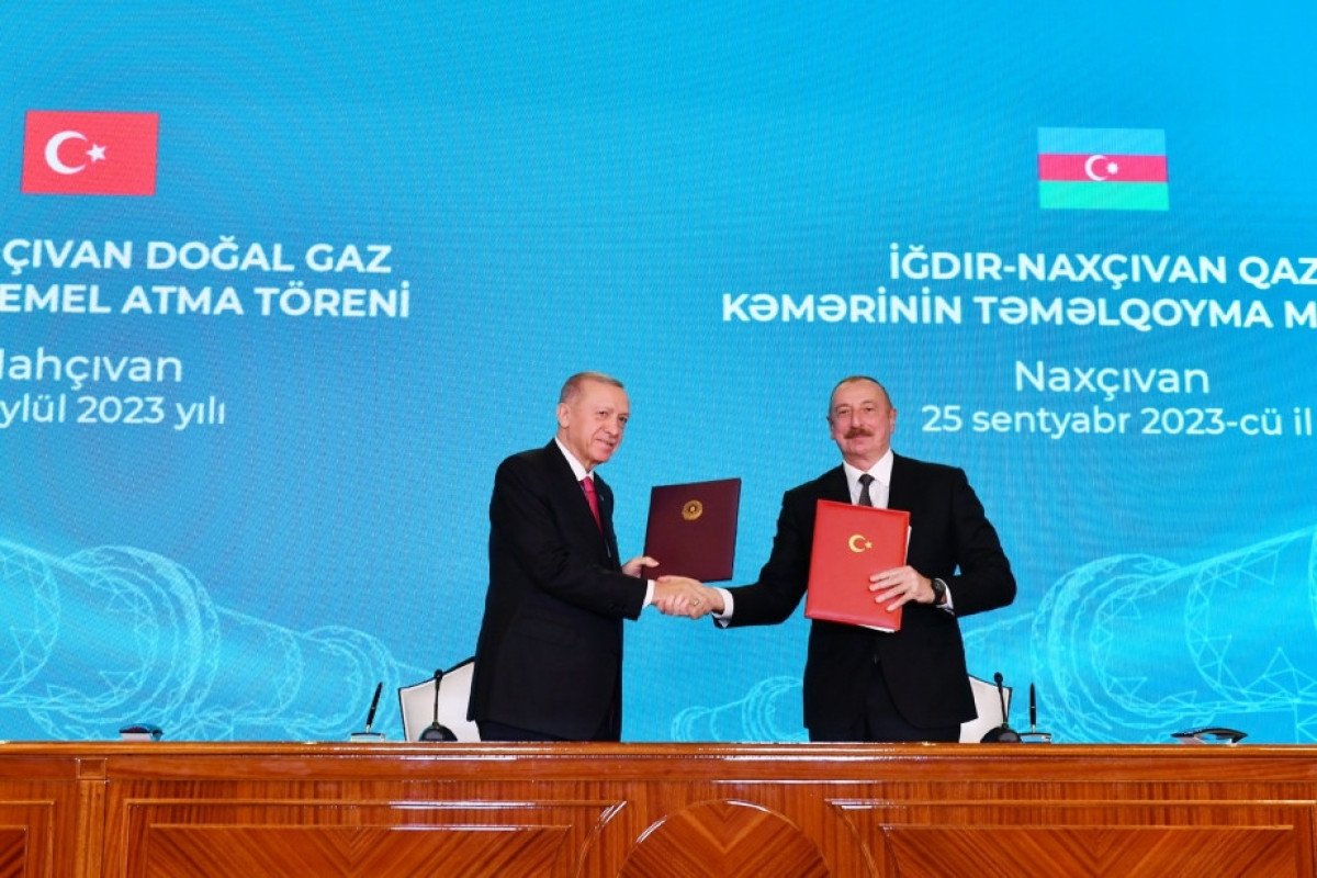Qars-Naxçıvan dəmir yoluna dair niyyət protokolu imzalanıb