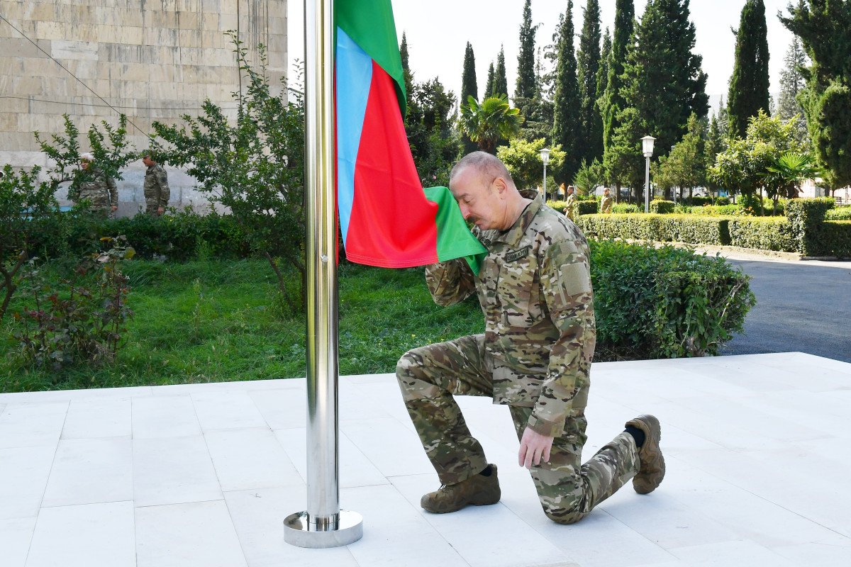 Prezident İlham Əliyev Ağdərə şəhərində Azərbaycan Respublikasının Dövlət Bayrağını ucaldıb