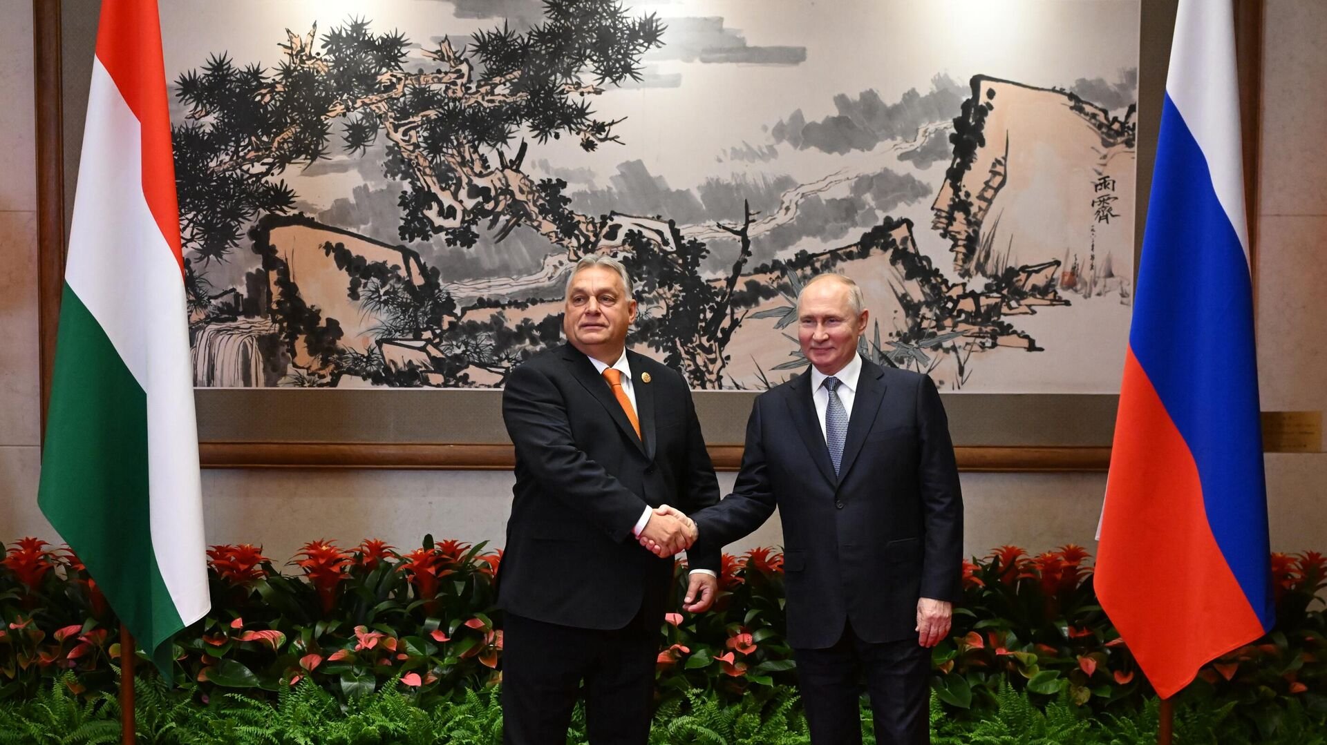 Putin Pekində Orbanla görüşüb