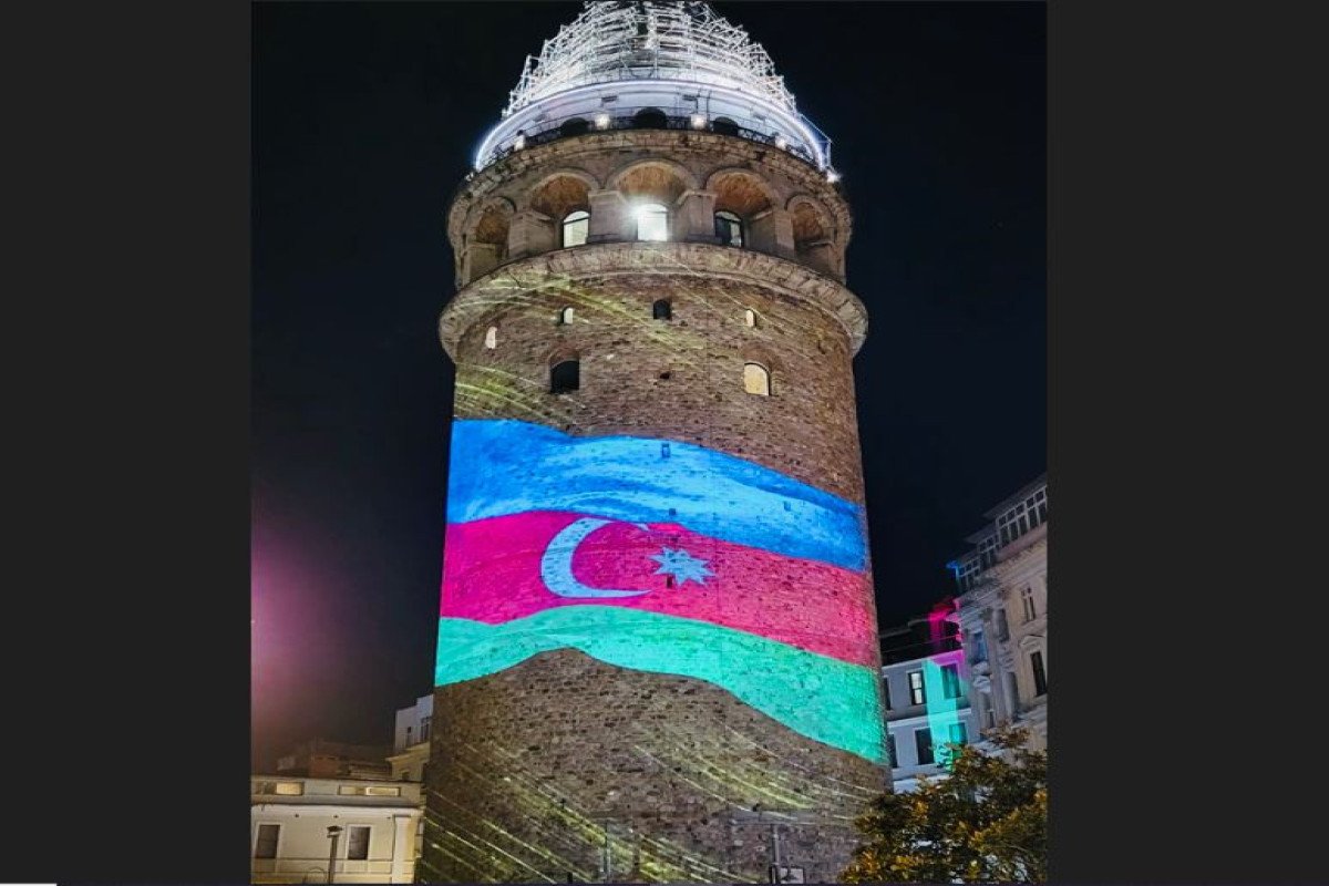 İstanbuldakı Qalata qülləsi Azərbaycan bayrağı rənglərində işıqlandırılıb
