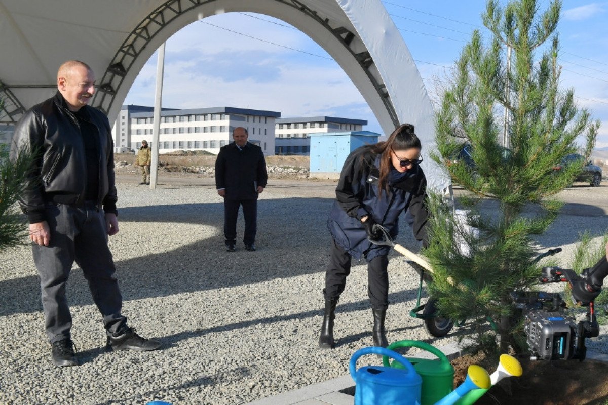 Dövlət başçısı və birinci xanım Ağdam şəhər Mərkəzi parkının təməlinin qoyulması mərasimində iştirak ediblər