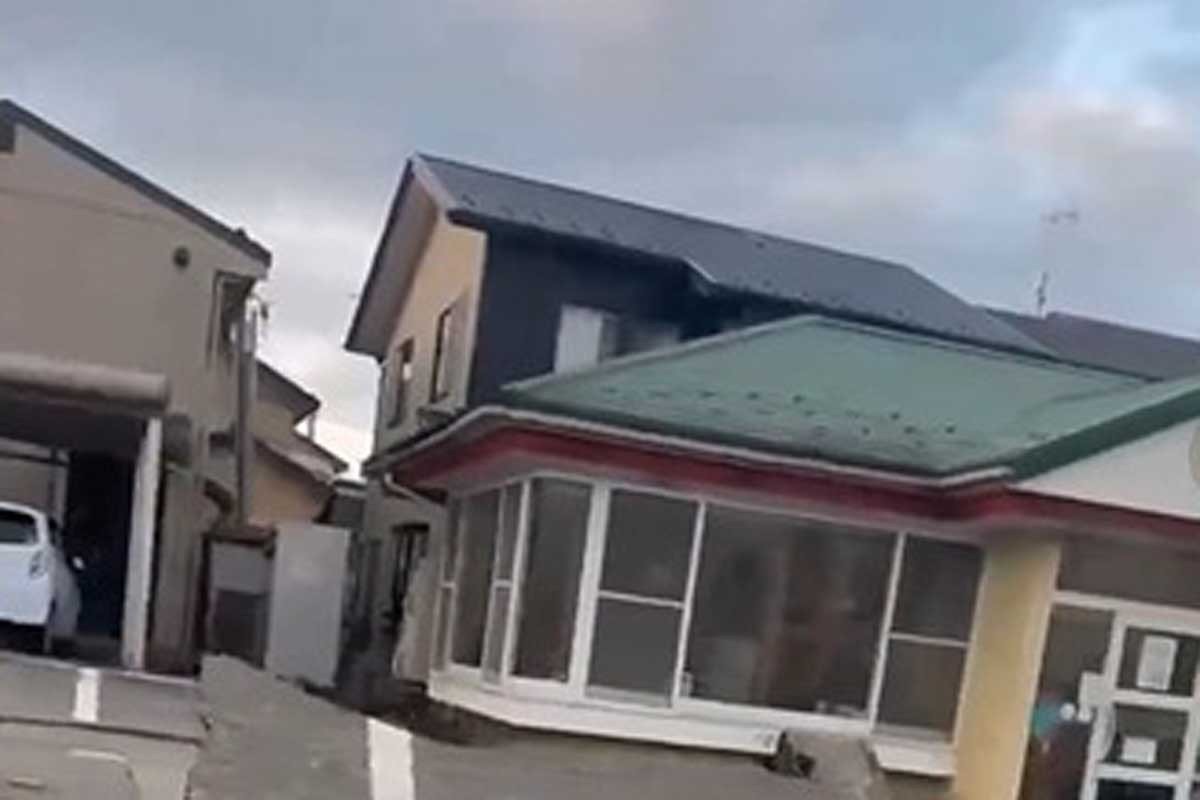 Yaponiyada zəlzələ nəticəsində bir bina, 30 ev çöküb, 2 nəfər ölüb