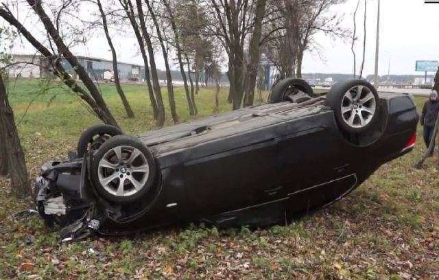 Goranboyda minik maşını aşıb, 3 nəfər xəsarət alıb