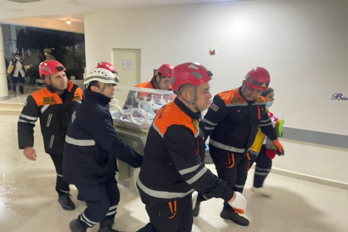 FHN: Perinatal Mərkəzdə yanğının söndürülməsi və təxliyə tədbirlərinə 20 texnika, 90 canlı qüvvə cəlb edilib