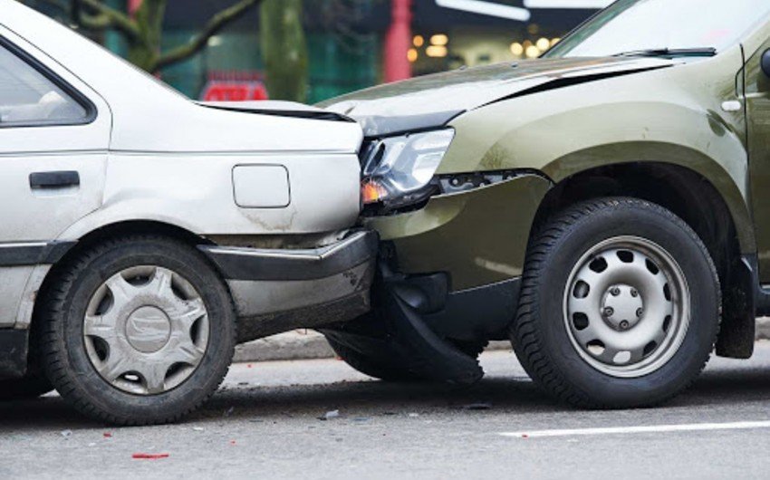 Xaçmazda minik avtomobilləri toqquşub
