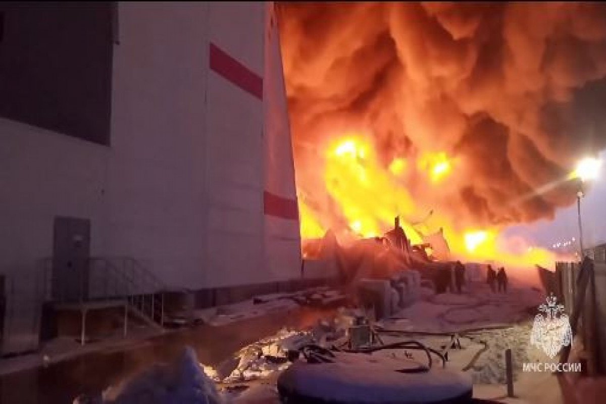 Sankt-Peterburqda anbar kompleksində yanğın olub