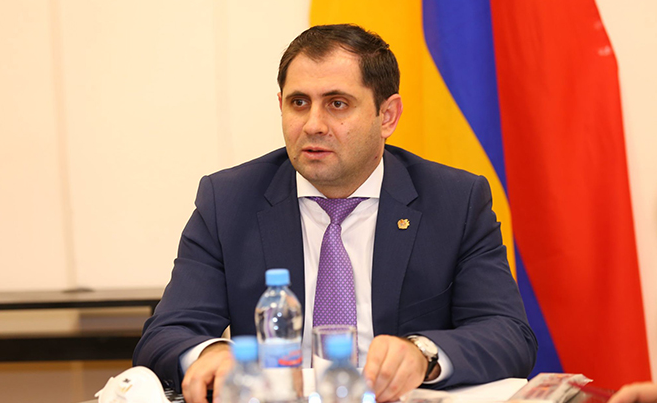 Ermənistan müdafiə naziri Qazaxıstana gedib